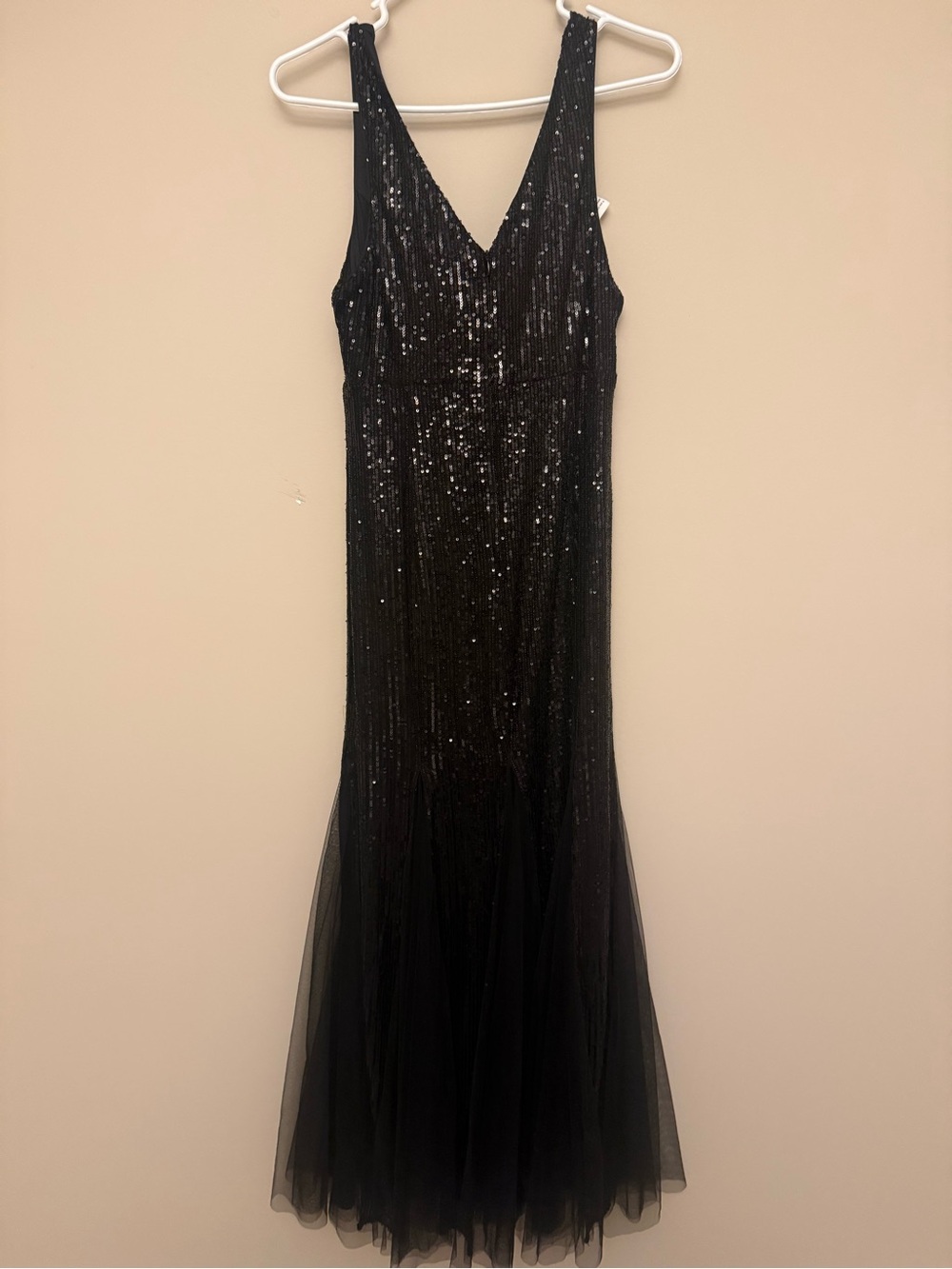 Elegant Black Sequin V-Neck Evening Dress